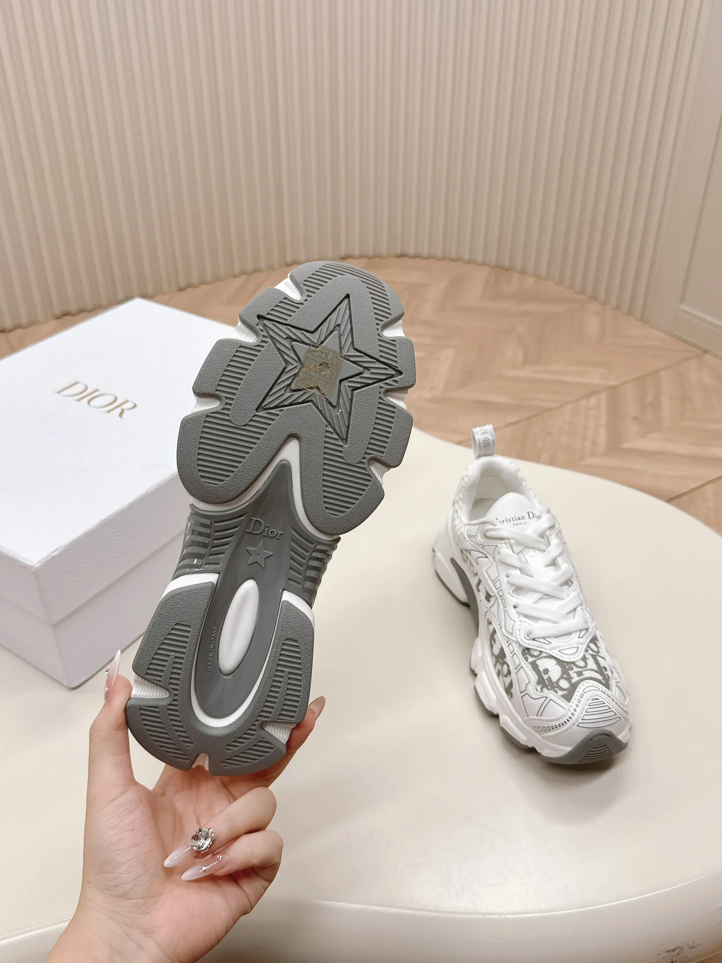 👟👟Ex-factory price 620👟👟 Hot item, star model 2024 main hot item, the newly released Dior Chrono new casual sports shoes, running shoes, dad shoes are really cool, full of futuristic feeling! Really cool! Once again interpreting Dior's concept of cool fashion, the lucky star will bless you with good luck. The new EVA sole is super light and super soft! A perfect replica of the original! Fully matched material and mold! ! 35-40